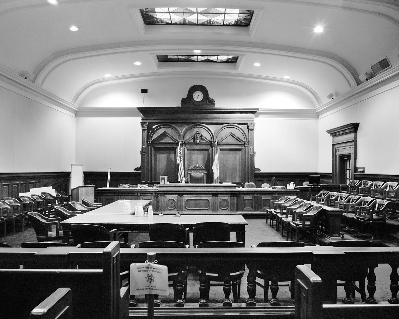 Black and white photograph of one of two similar large courtrooms in Lee County, Iowa